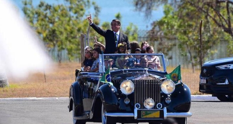 Bolsonaro desfila com crianças no Rolls-Royce no Dia da Independência