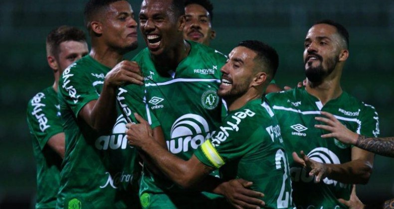 Chapecoense faz 2 a 0 no Brusque e coloca a mão na taça