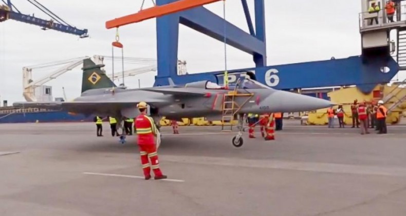 Primeiro caça sueco Gripen chega ao Brasil