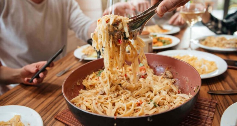 Devo evitar comer carboidratos à noite?