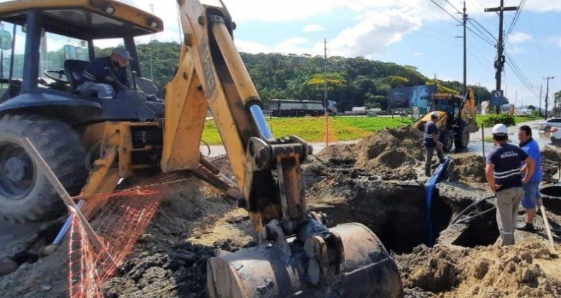 Vazamento de adutora deixa Itajaí e Navegantes sem água potável