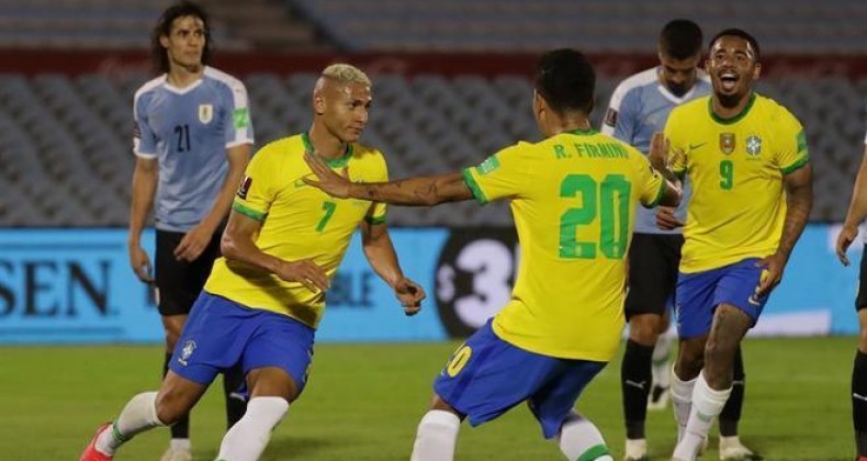 Brasil bate Uruguai por 2 a 0 e se mantém 100%