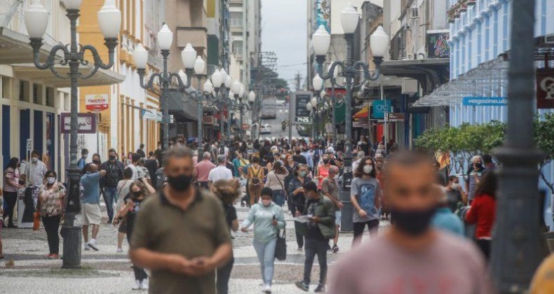 Covid-19: Média móvel de mortes no Brasil atinge maior número em 37 dias