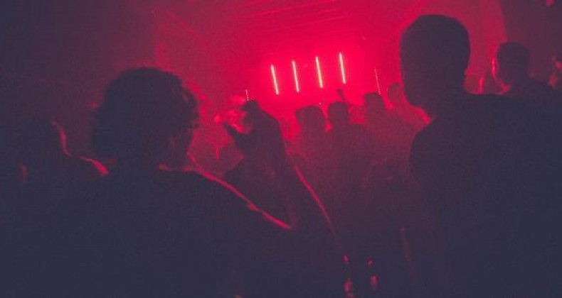 Delegado sobe no palco e acaba com festa em SC