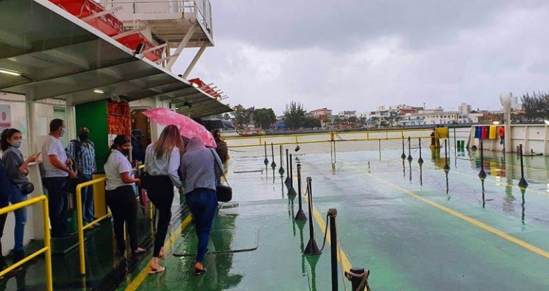 Usuários do Ferry Boat reclamaram da aglomeração em dias de chuva.