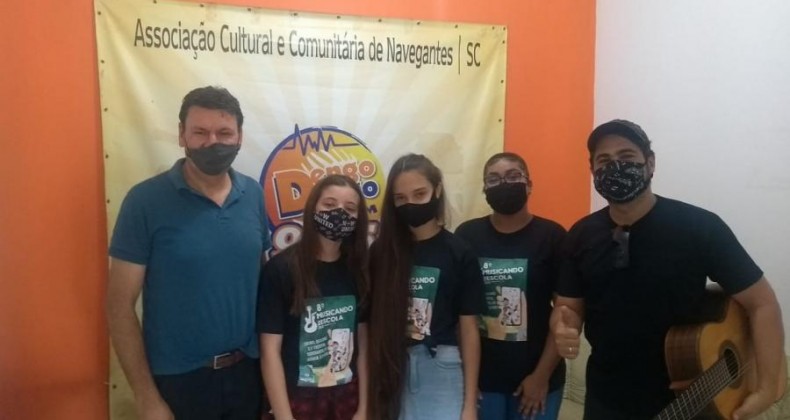 Vencedoras do Festival Musicando na Escola visitam a Rádio Dengo Dengo FM