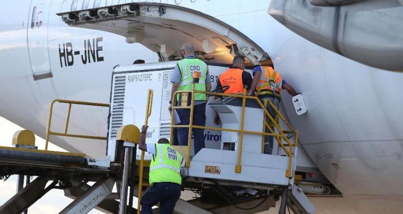 Covid-19: Maior lote com doses da vacina CoronVac chega ao Brasil