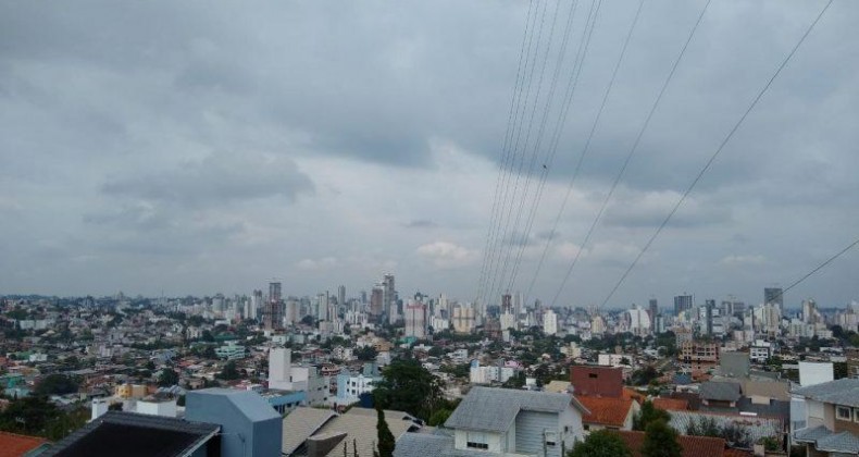 Dezembro começa com previsão de raios e trovoadas em SC