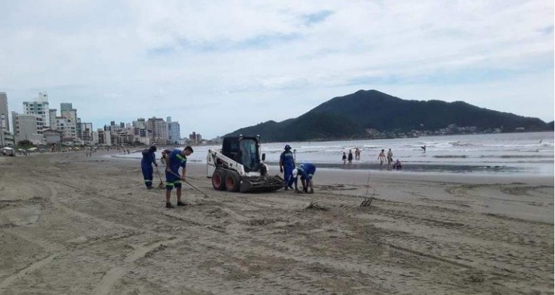 Equipes de limpeza trabalham para conter avanço da sujeira do rio