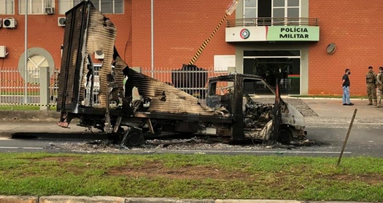 Imagens mostram rastro de violência do ataque a banco em Criciúma
