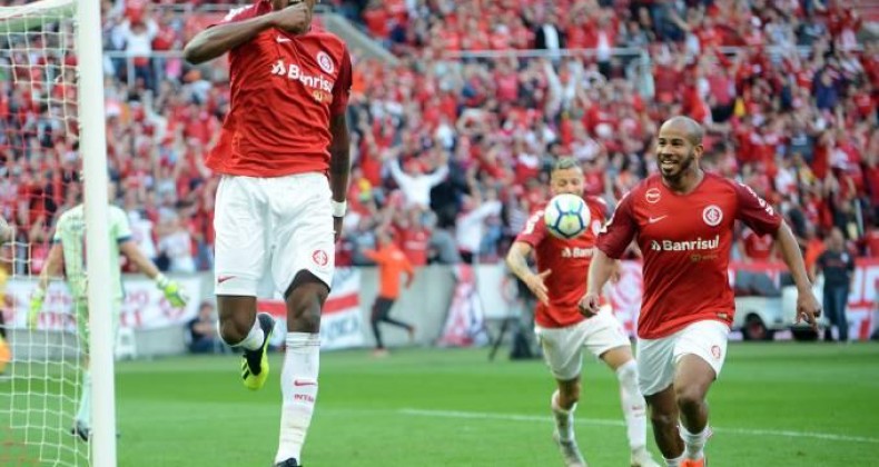 Inter vira no fim, quebra jejum contra Grêmio e amplia vantagem na ponta