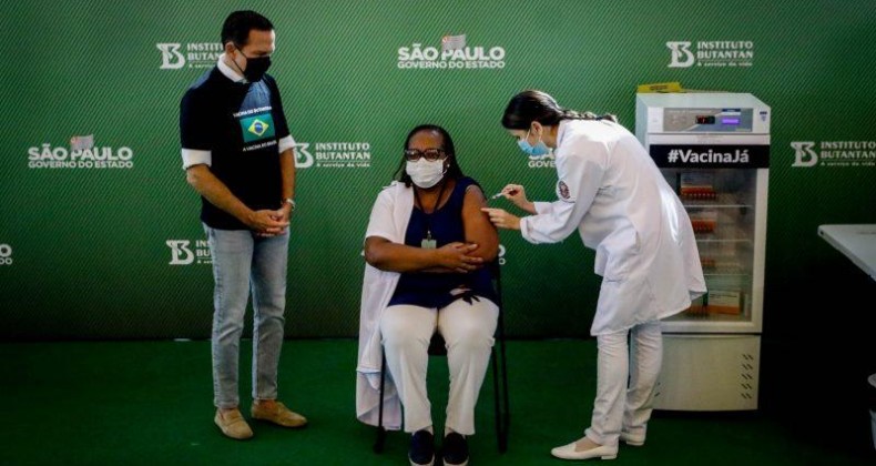 Vacina contra a Covid-19 começa a ser aplicada no Brasil