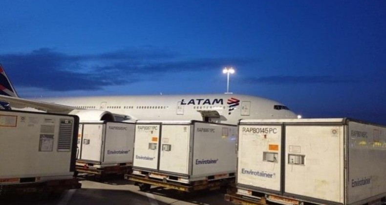 Chega a SP avião com material para 8,6 milhões de doses de vacina