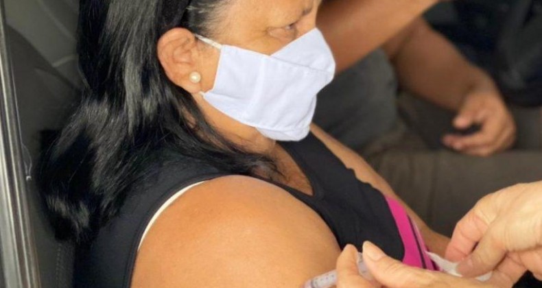 Idosos de 64 anos serão vacinados a partir desta quinta-feira (22)