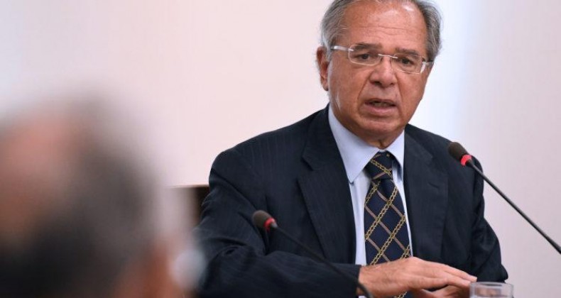 Mais de 120 posts de deputados e senadores contra Guedes. Só um a favor