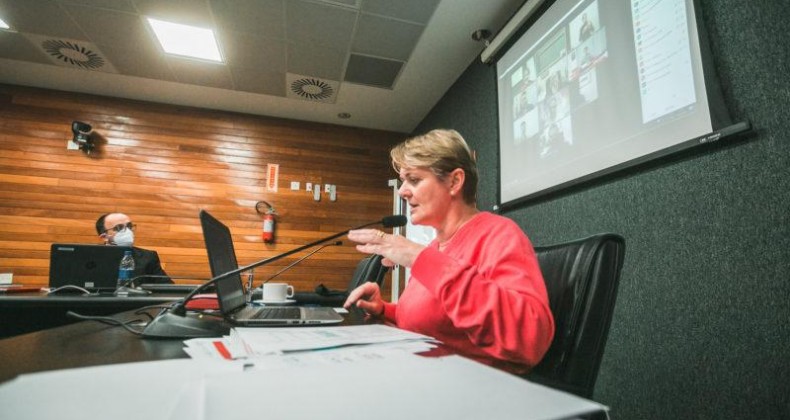 Alesc cobra do Estado data para início da vacinação dos professores