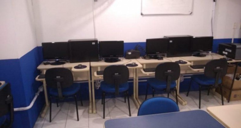 Alunos do supletivo de Navegantes ganham laboratório de informática