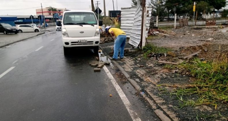 Secretaria de Obras realiza limpeza e patrolamento de ruas