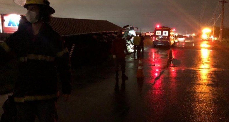 Carreta desvia de carro e tomba na BR-470 em Navegantes