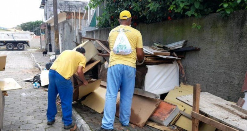 Lixo em terrenos é assunto de reunião em Navegantes