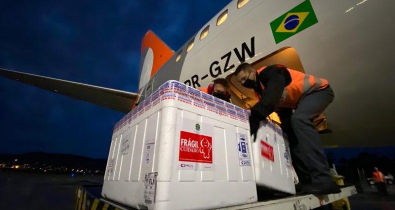 Lote com 1 milhão de doses da Astrazeneca chega ao Brasil