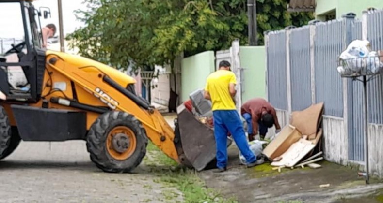 Recolhimento de entulho ocorre no centro de Navegantes