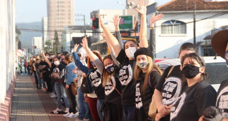 Mais de mil servidores aderem ao primeiro dia de greve em Itajaí