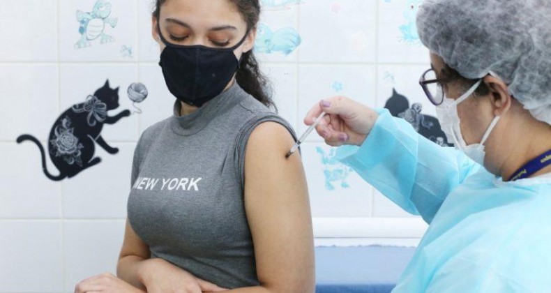 Adolecentes de 17 anos começam a ser vacinados em Navegantes