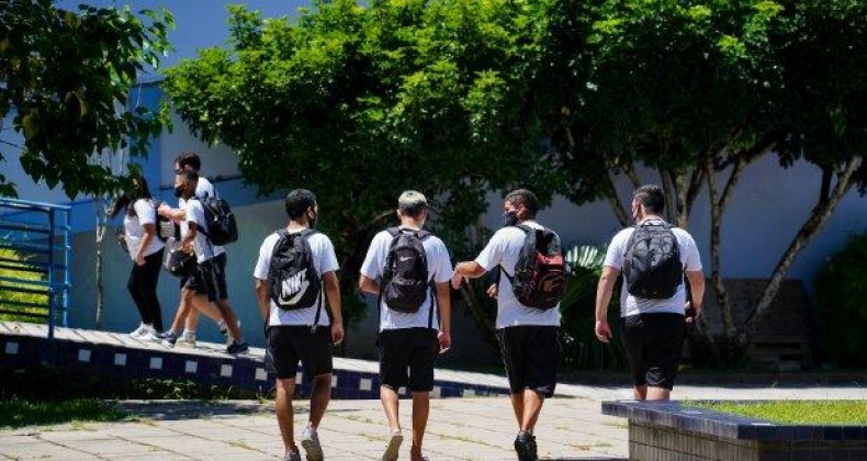 Com evasão estimada em 10 mil alunos, SC lança programa para estudantes