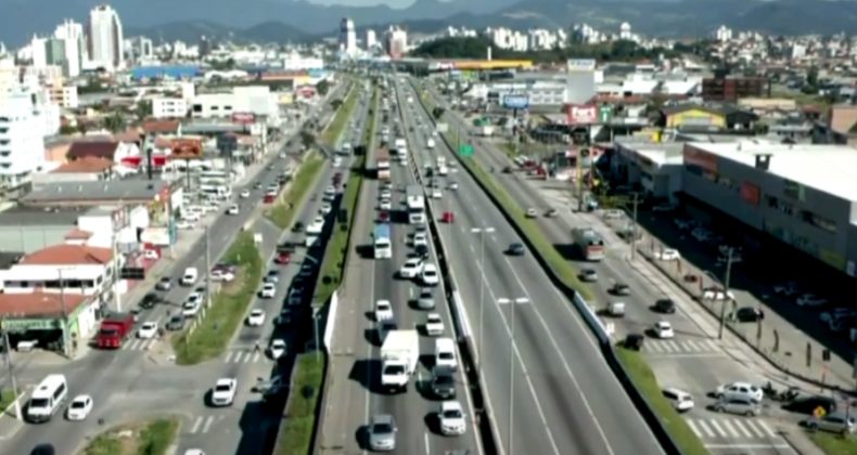 Feriadão começa com trânsito intenso na BR-101 em SC; veja trechos