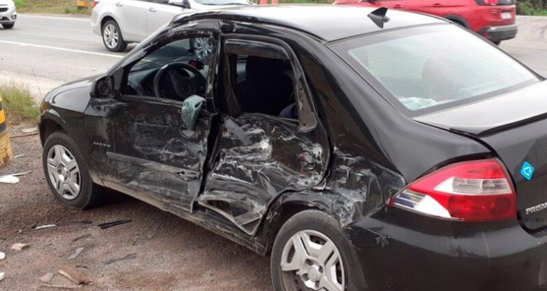 CARRO COM FAMÍLIA COLIDE EM CAMINHÃO EM NAVEGANTES