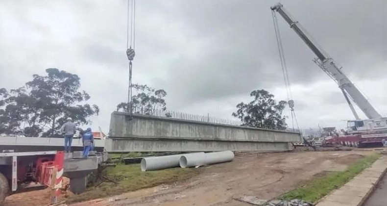 VIGAS DO NOVO VIADUTO SOBRE A BR 101 SÃO INSTALADAS EM NAVEGANTES